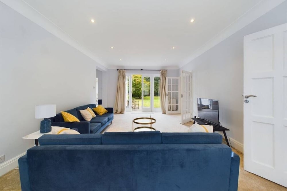 Фото The Richmond Park Hideaway - Cozy 5bdr House With Garden + Rooftop Terrace