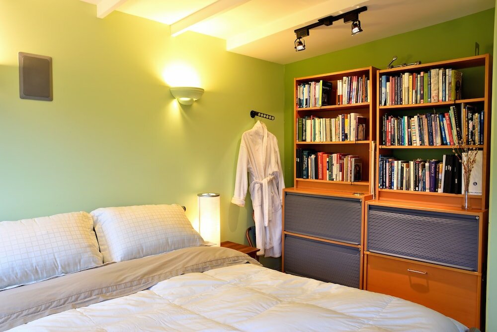 Фото Mediterranean Edmonton BnB