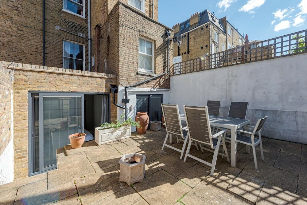 Фото Attractive Apartment With Private Patio in Fashionable Fulham by Underthedoormat