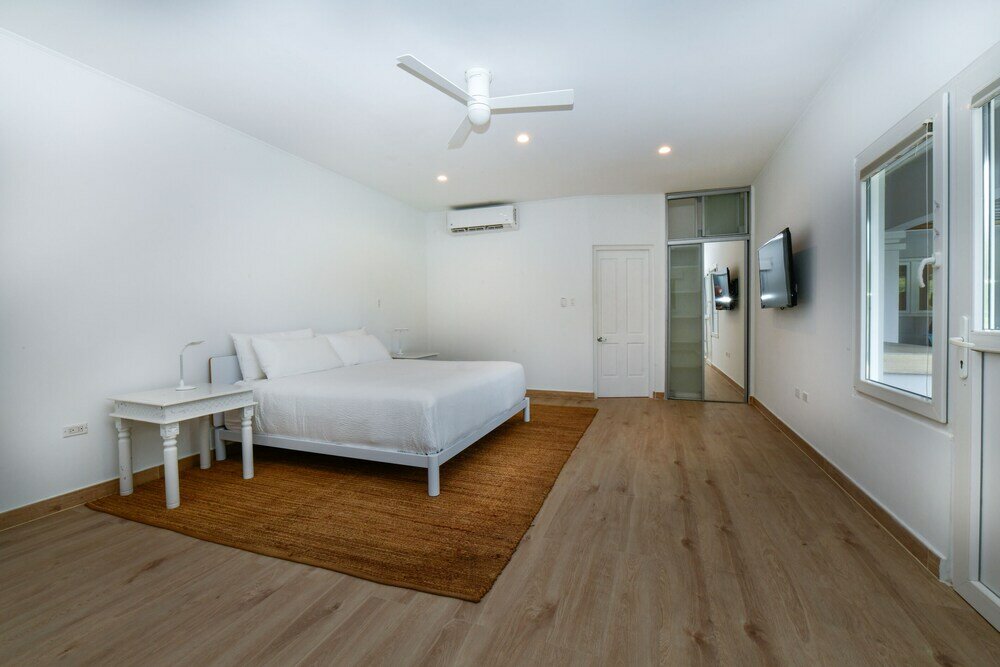 Фото Beach Front Luxury Villa! Boca Catalina Malmok!