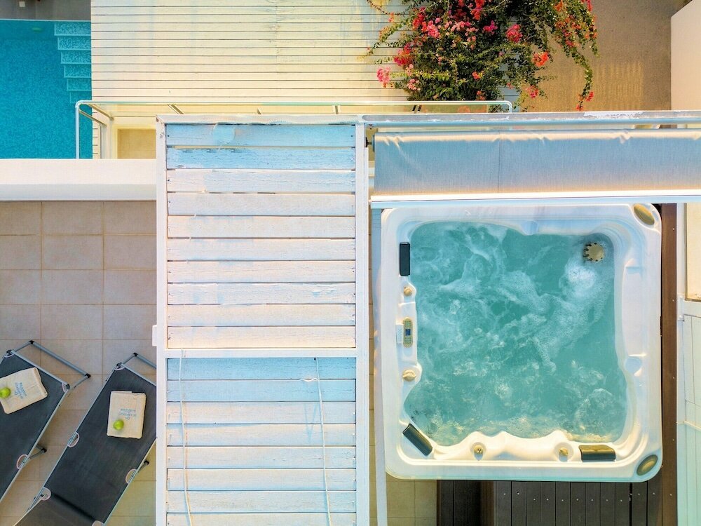 Фото Seabreeze Villa - with Jacuzzi & heated pool