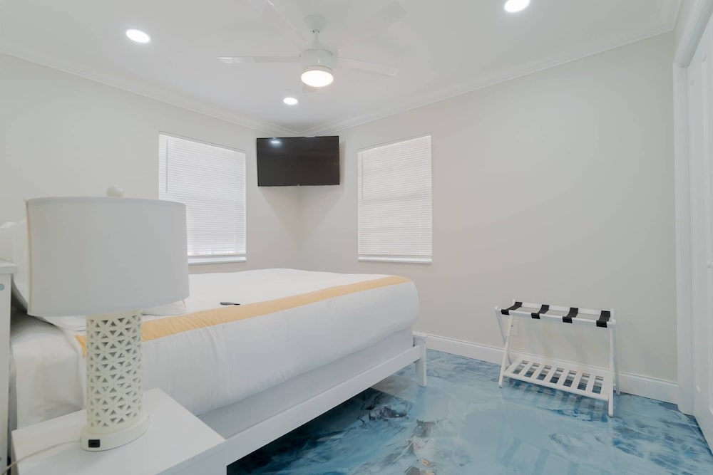 Фото Beachy Blues Apt A, Downtown, Shops, Cafes & Beach, Dog Friendly