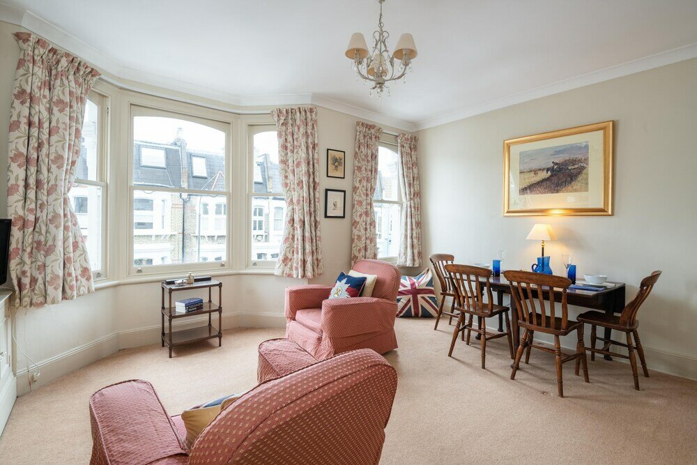 Фото Traditional Fulham Home Close to the River Thames