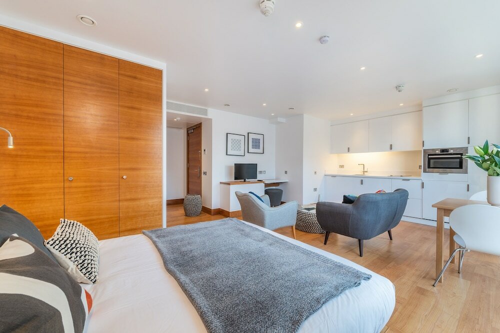 Фото Tower Hill City Centre Luxury Apartments