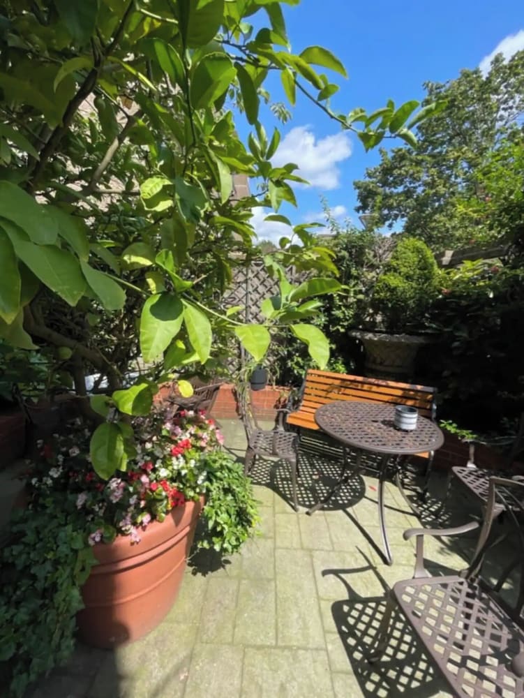 Фото Vibrant & Art-filled 2bd Haven - Victoria