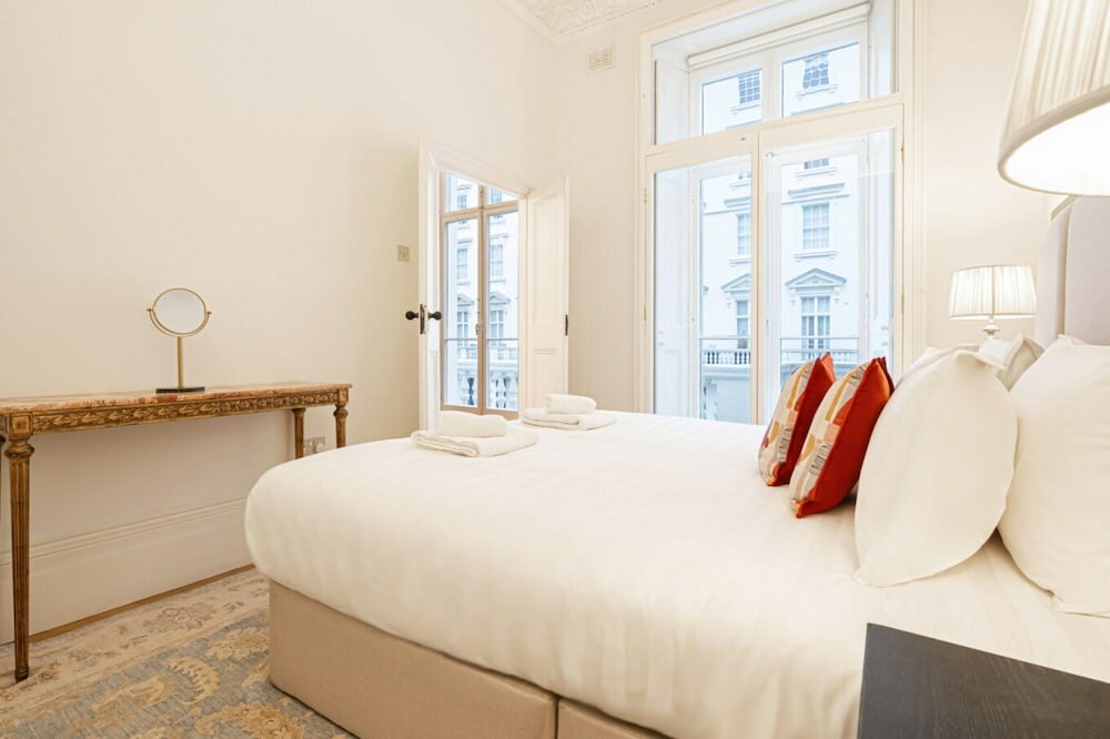 Фото Beautiful Belgravia Apartment by Underthedoormat