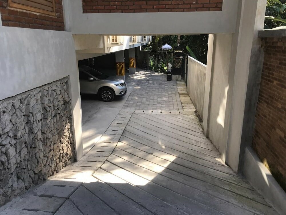 Фото The Sarining Hotel