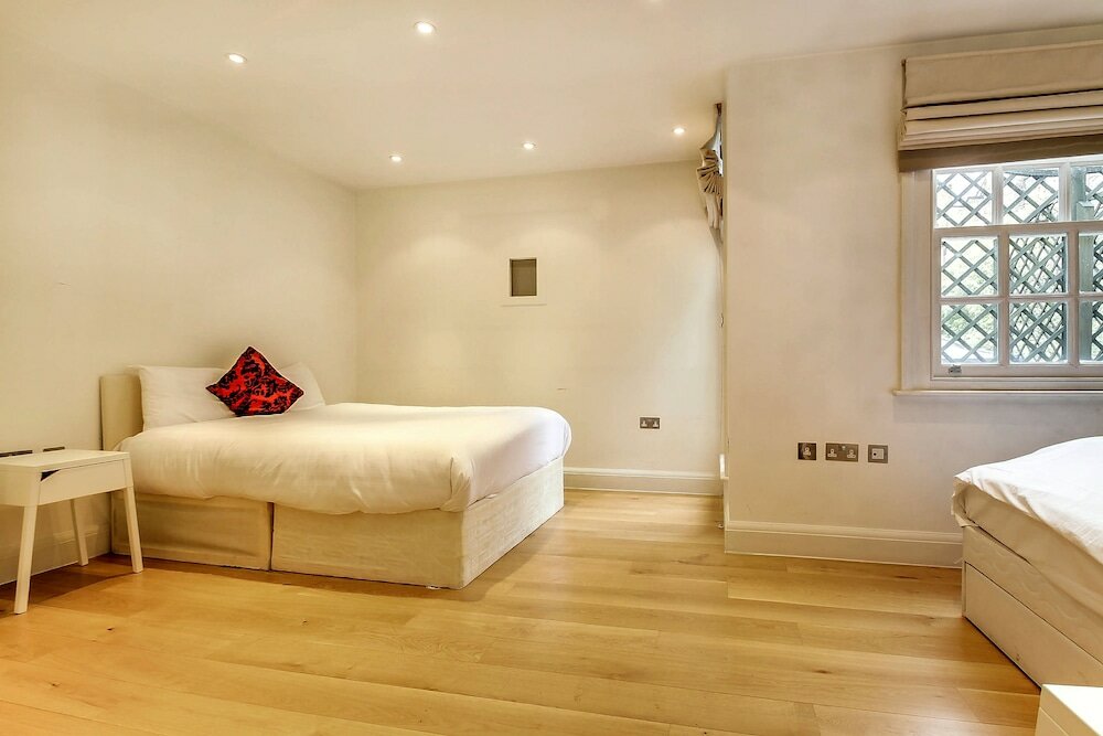 Фото Pont Street Mews Townhouse