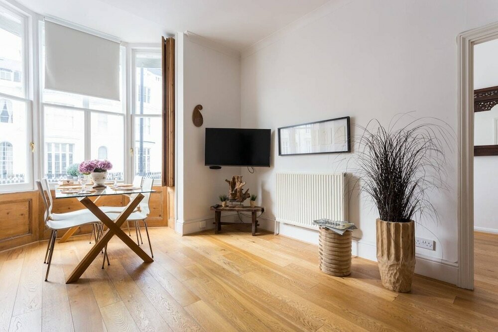 Фото Bright and Beautiful 2 Bed Flat Near Hyde Park