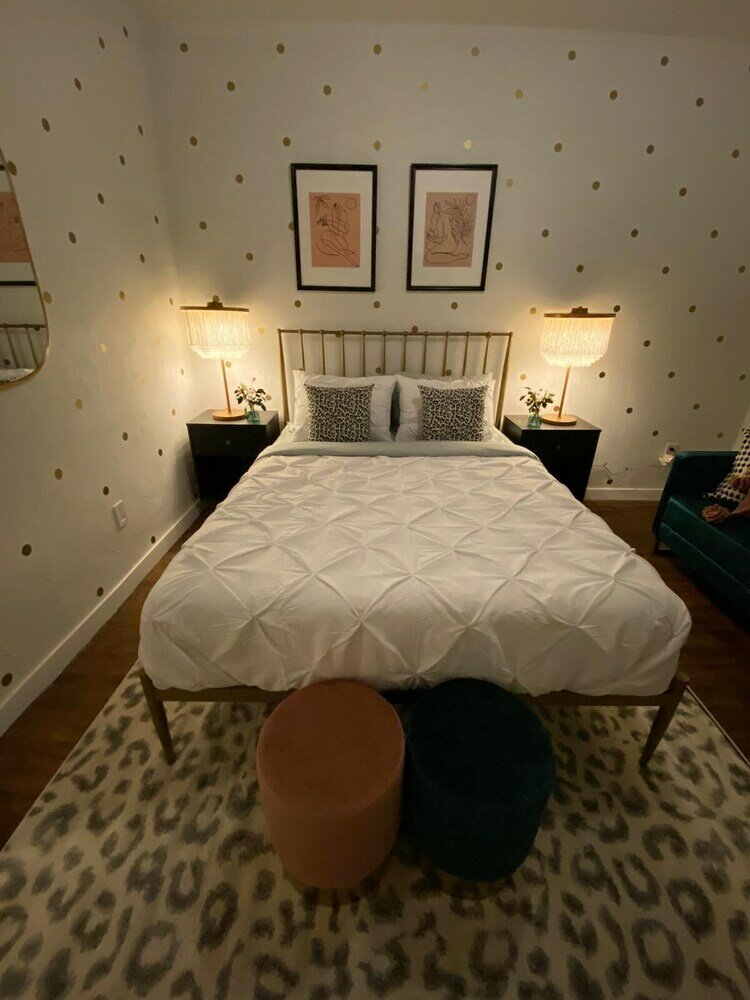 Фото Gorgeous Studio in Beverly Boulevard! Sleeps 4!