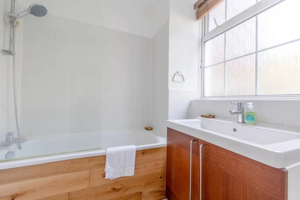 Фото Cosy 2 Bedroom Flat Near Abbey Road