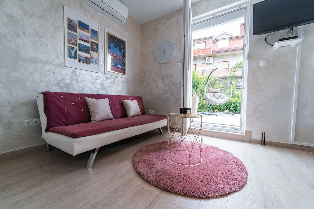 Фото Studio Apartment with garden