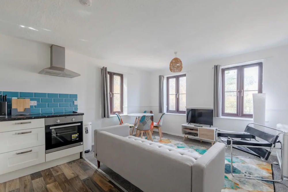 Фото Vibrant & Snug 2bd Flat - Beckton