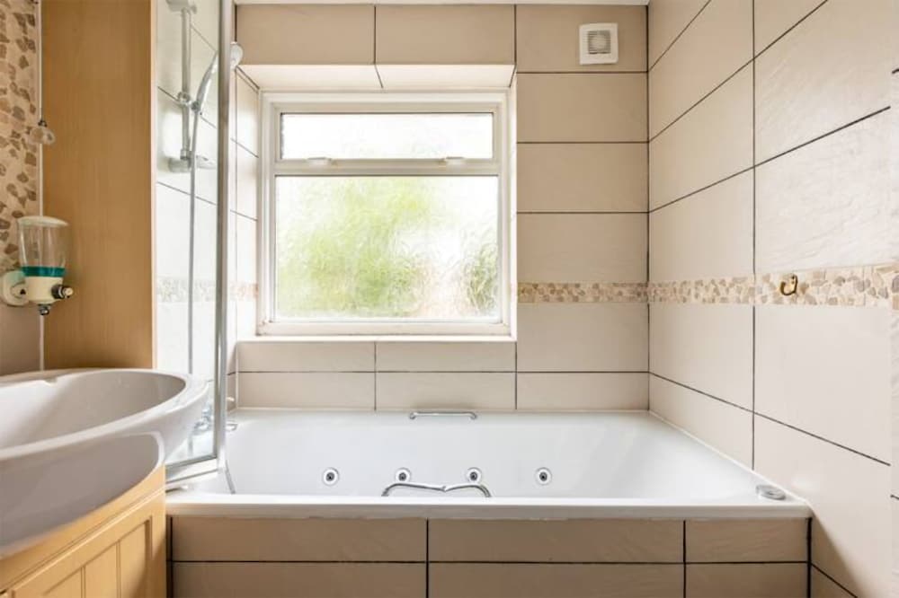 Фото Cosy 3 Bedroom House in Kingston