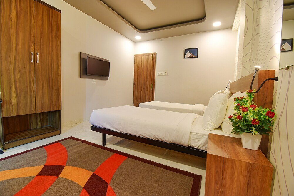 Фото Fabhotel Royal Inn