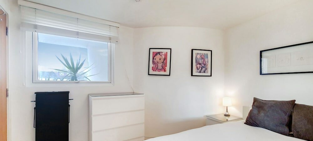 Фото 2 Bed &1 Bath Apartment in Canary Wharf