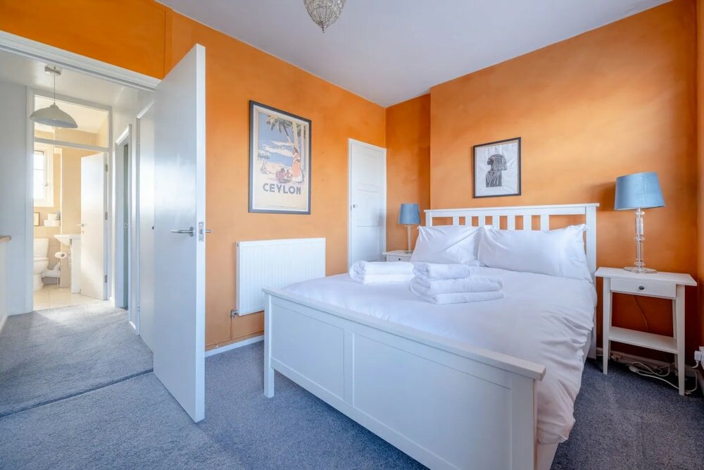 Фото Spacious 2 Bedroom Flat in Clapham With Balcony