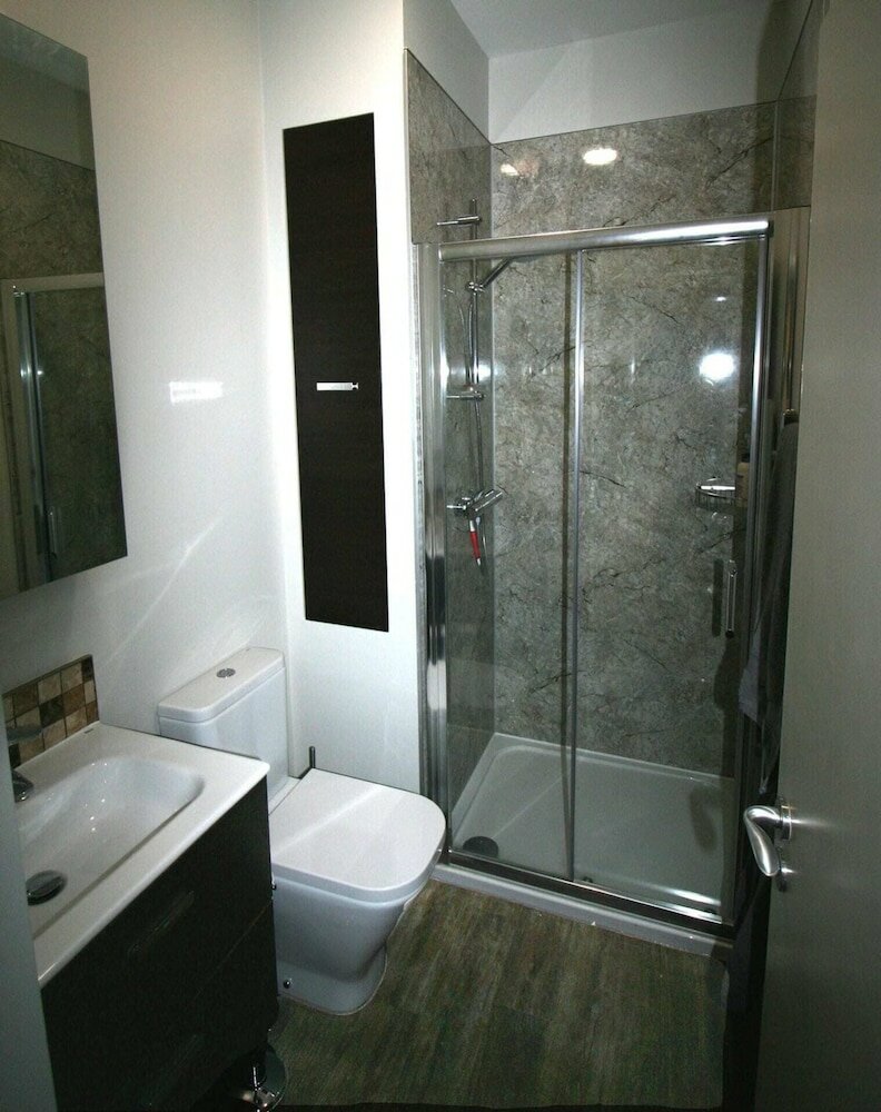 Фото Stylish Light-filled 1 Bedroom Flat In Hammersmith