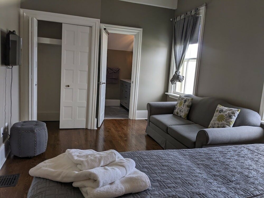 Фото Stratford Suites - 66 Daly Ave