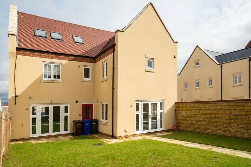 Гостиница 6 Bedroom New Build Detached House in Bicester