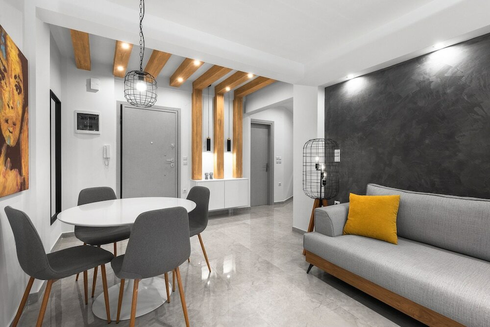 Фото White and Wood Nilie Hospitality Mgmt