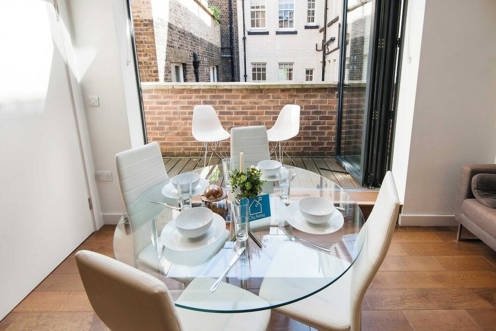 Фото Bright Space Near Sherlock Holmes Museum