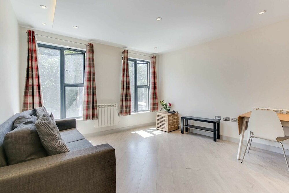Фото Spacious 1 Bed Near Tube in East London