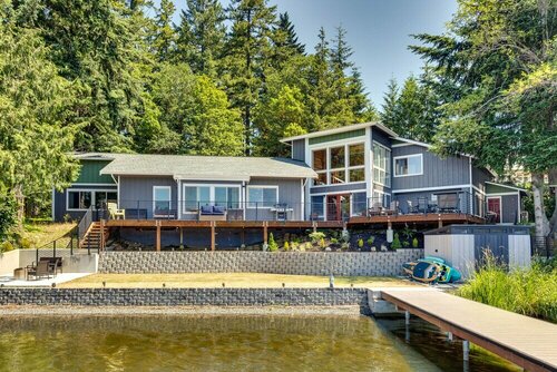 Гостиница Gorgeous Long Lake Home w Dock, Kayak, Sup & More в Олимпии