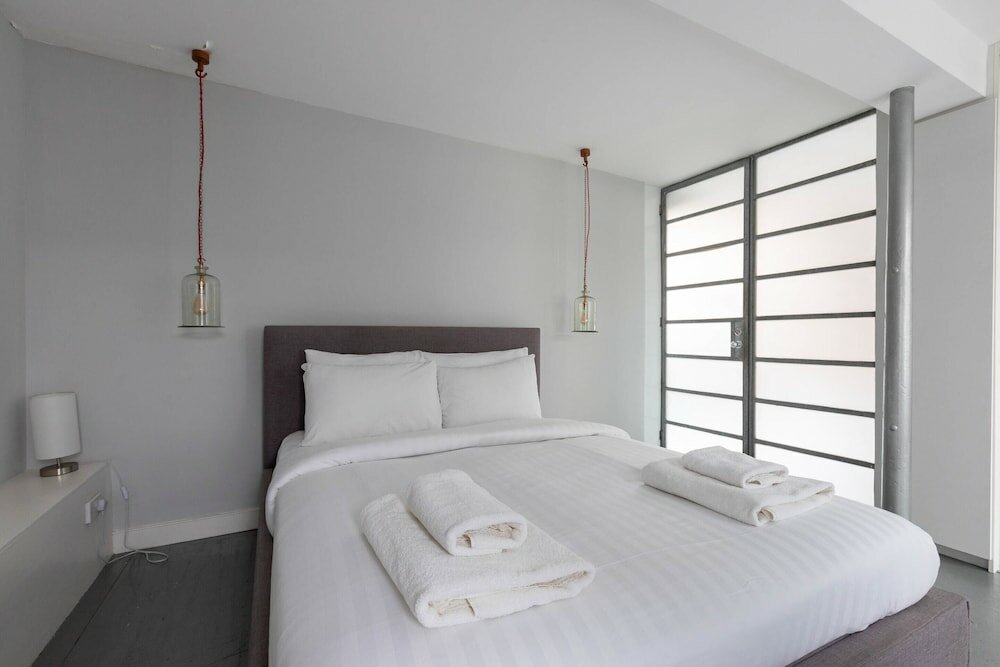 Фото Stylish 2 Bedroom Converted Victorian Storefront