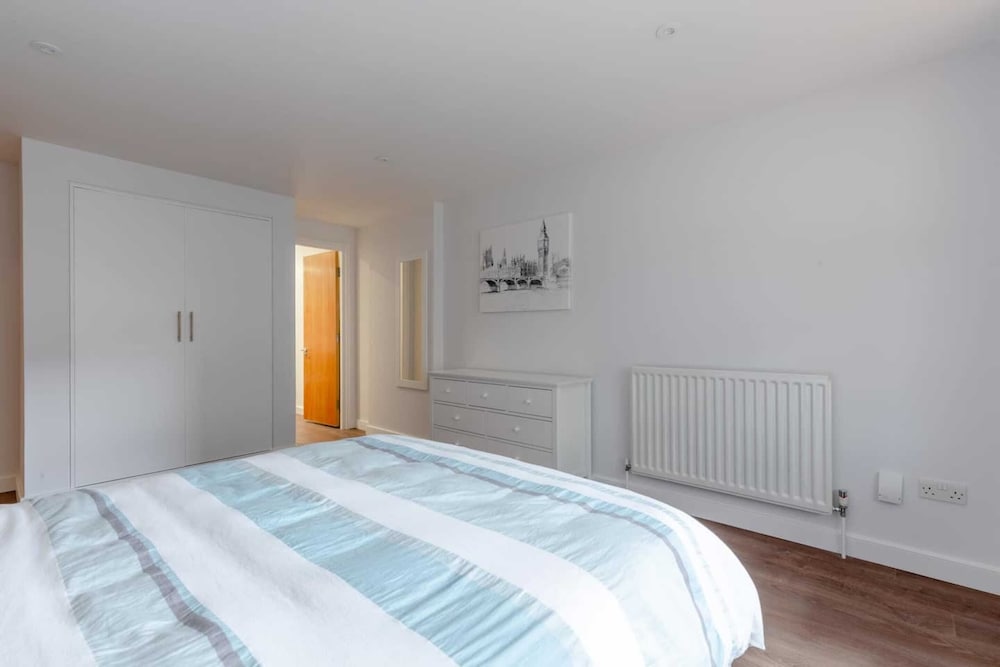 Фото Modern And Spacious 2 Bedroom in Central London
