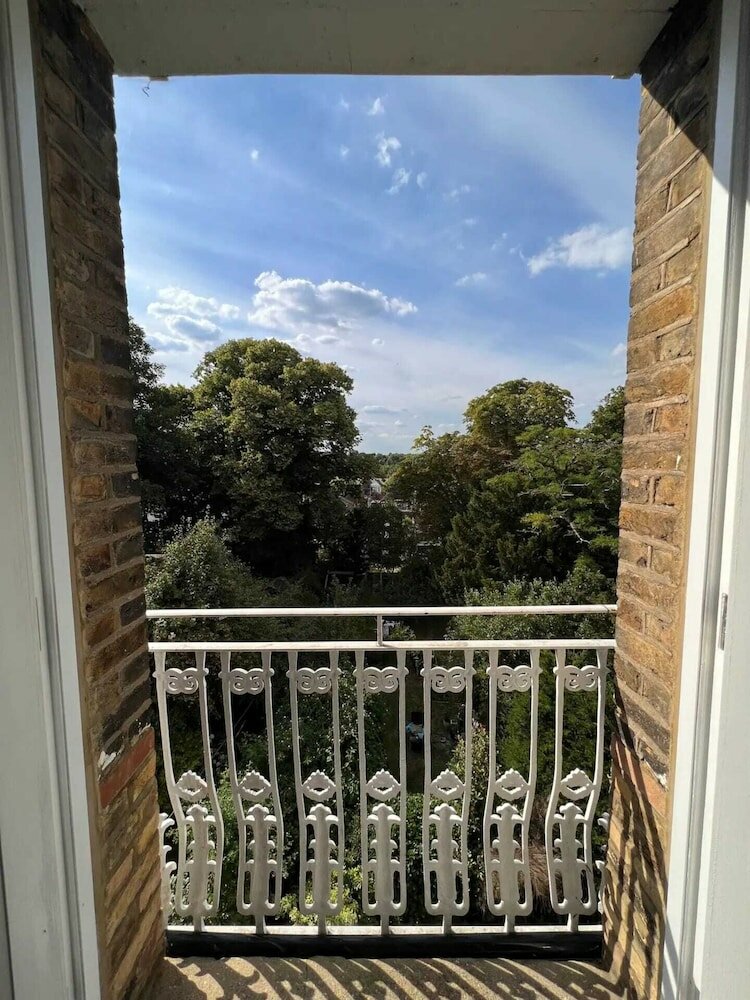 Фото Stylish 1 Bedroom Top Floor Apartment in Highgate