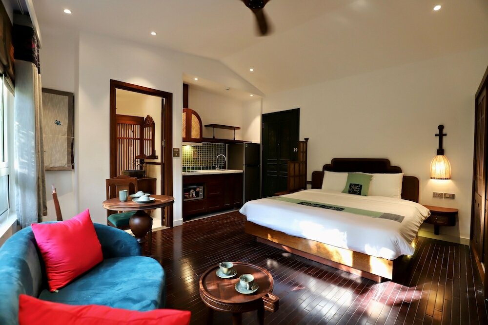 Фото The Quarter Apartment