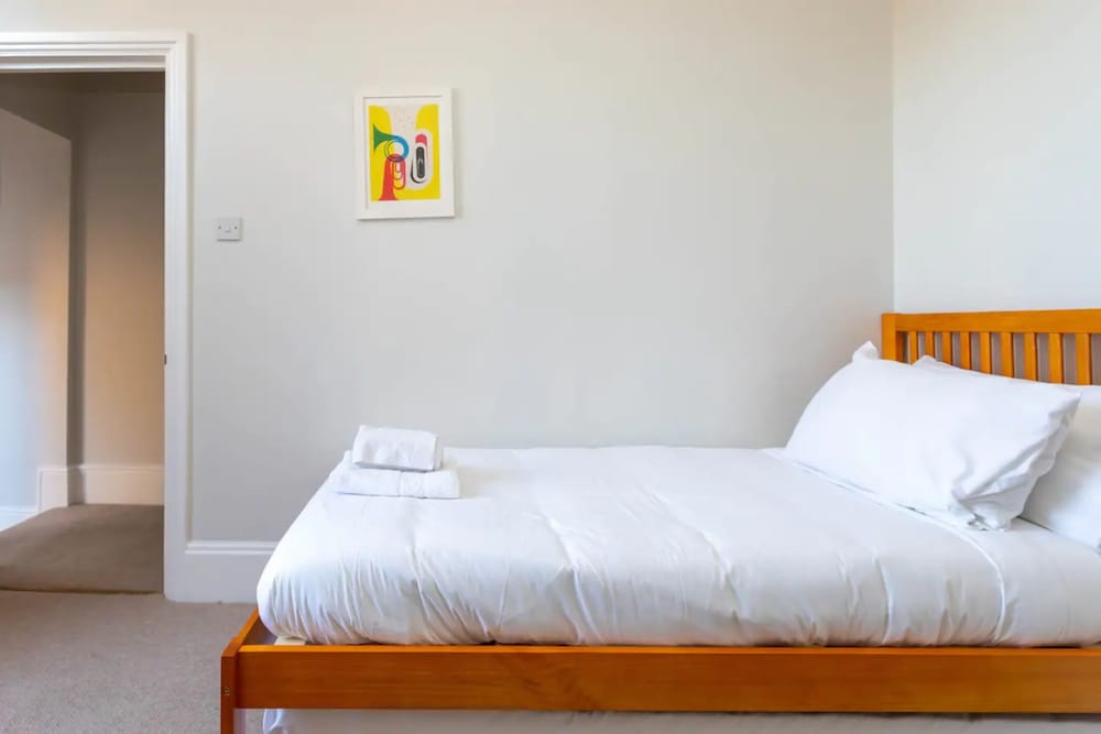 Фото Spacious and Bright 2 Bedroom Flat in Kentish Town