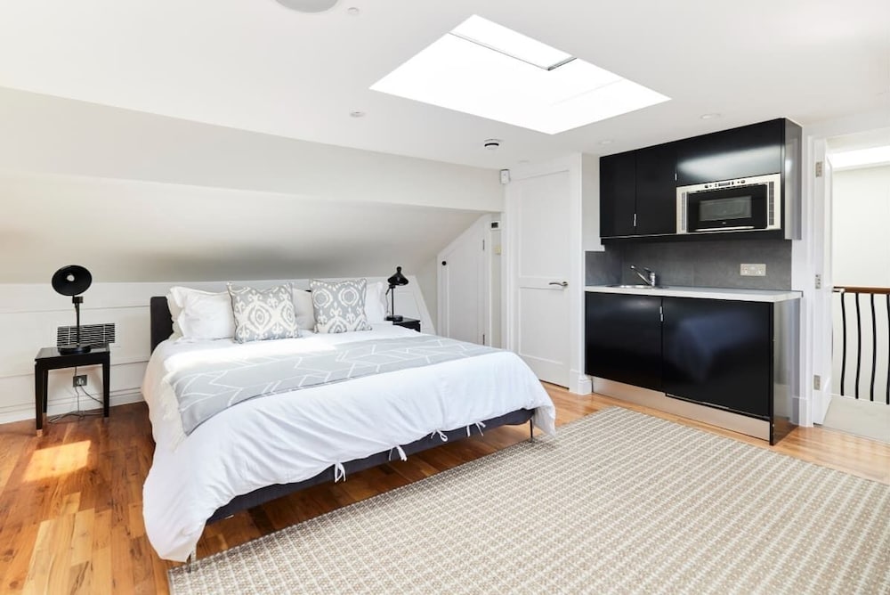 Фото The Chelsea Escape - Spacious 5bdr Flat With Garden