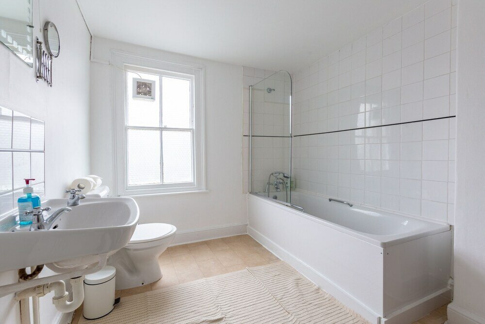 Фото Spacious 3 Bedroom House With Garden - Hammersmith
