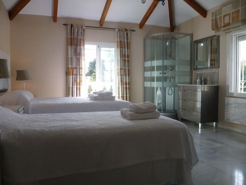 Фото Great Villa Close To Beach - Marbella