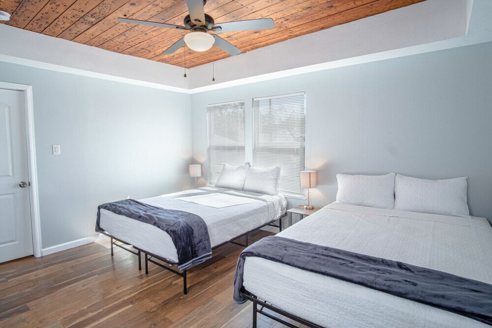 Фото Magnificent Large Home Near Downtown