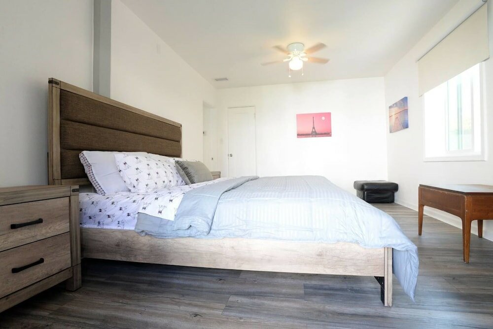 Фото Spacious House on Melrose w Private Backyard Gym