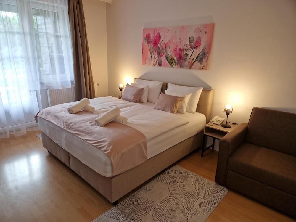 Фото Holdvirag Hotel