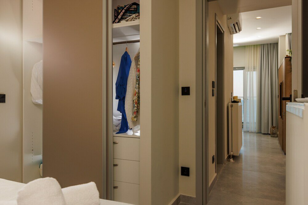 Фото Hersonissos Beach Front Suites