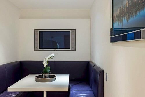 Гостиница Park Lane 4-bed Huge Designer pad в Лондоне