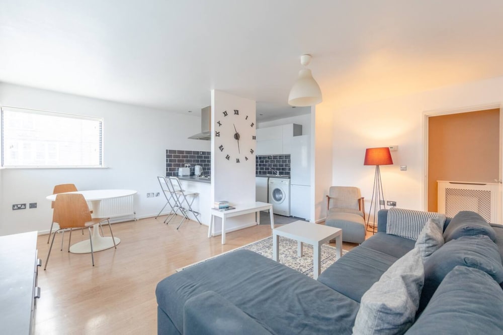 Фото Radiant 2 Bedroom Apartment in East London