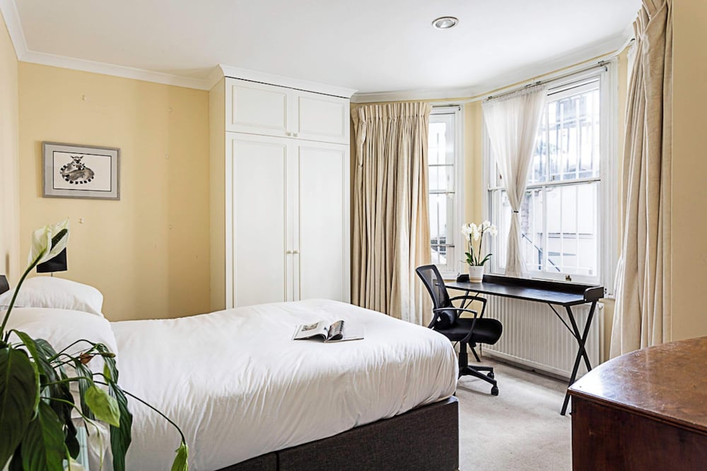 Фото Kensington Retreat With Private Patio