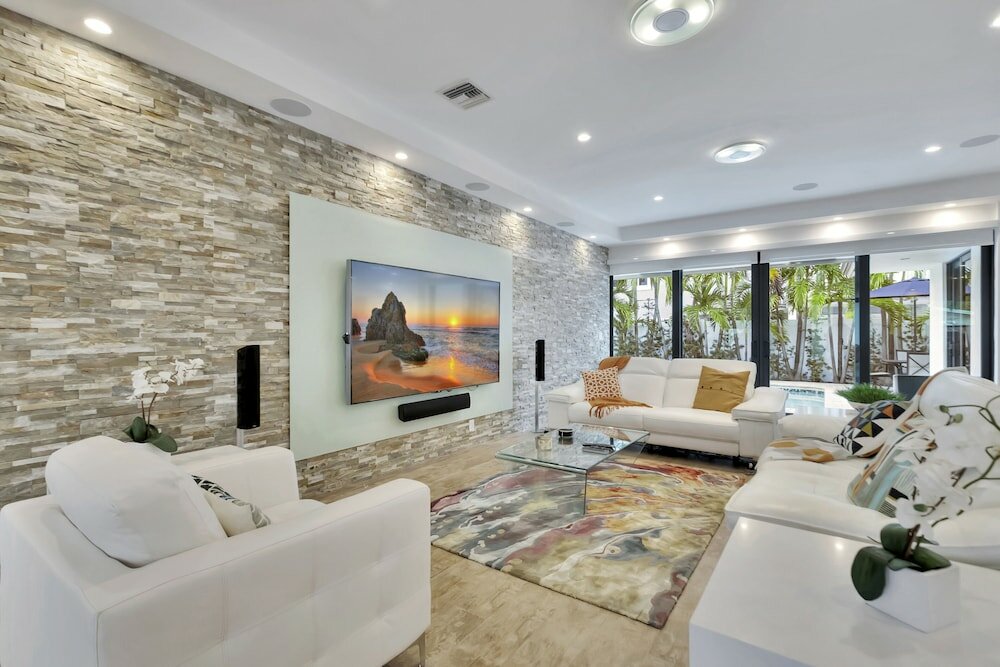 Фото Lynora's Luxe Estate Modern Design