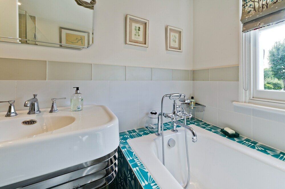 Фото Spacious Family House With Garden Near Battersea Park by Underthedoormat