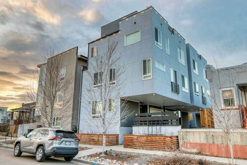 Гостиница Sleek Denver Townhome, Walk to the Empower Field! в Уит Ридж