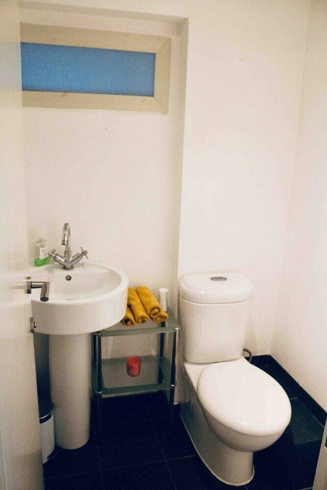 Фото Pleasant, Intimate Flat With Backyard in Battersea