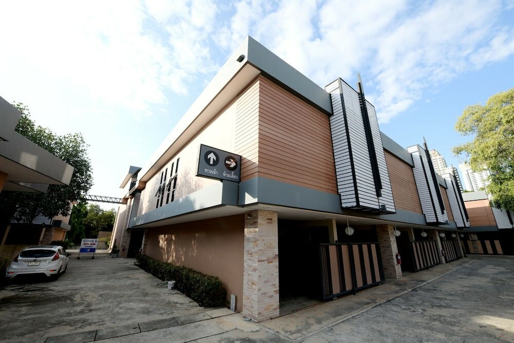 Фото Oyo 477 Sriracha Hotel And SPA