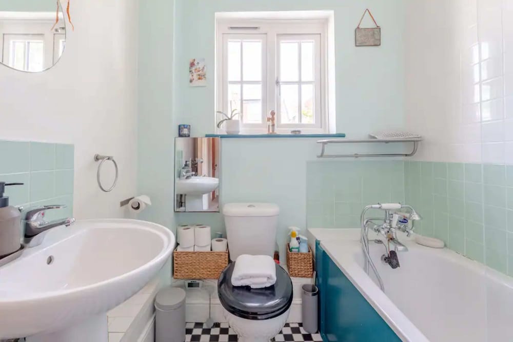 Фото Beautiful 2bd House With Garden - Stoke Newington