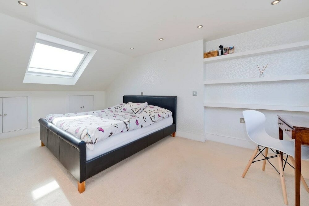 Фото Bright & Spacious 5 Bed House in Charming Putney